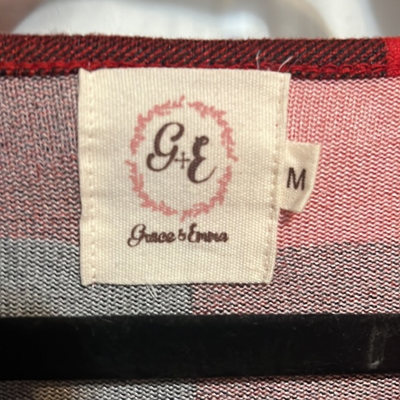 Red plaid tunic with Rose Gold sequin pocket accent by Grace & Emma Size Medium - Picture 5 of 9